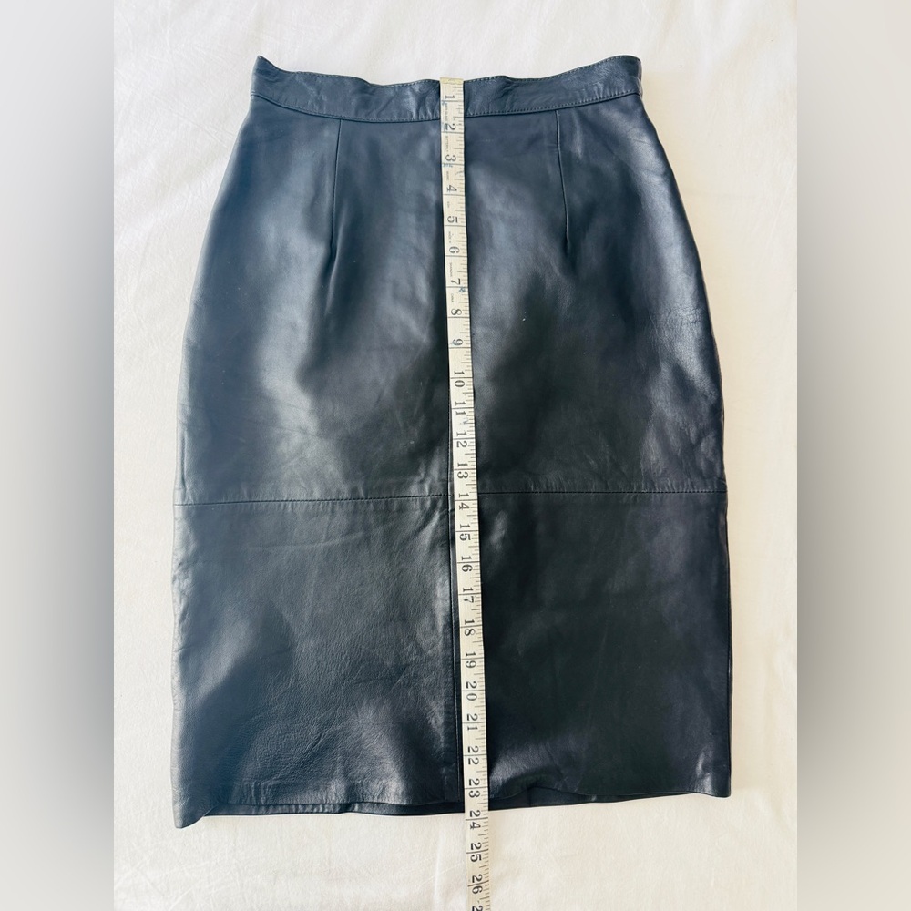 Minimalist Chic Classic Black Leather Pencil Skirt - Picture 5 of 6